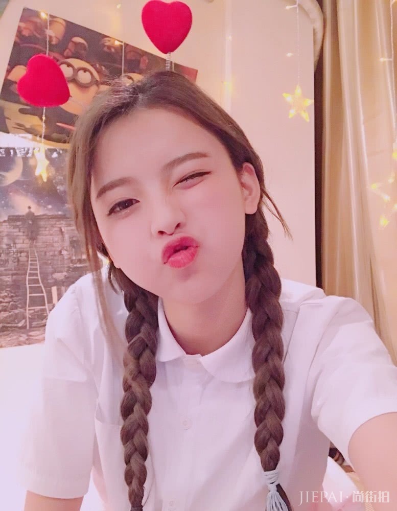 �Խ��˫��β�裬������������Ƥ����������Ԫ��Ů